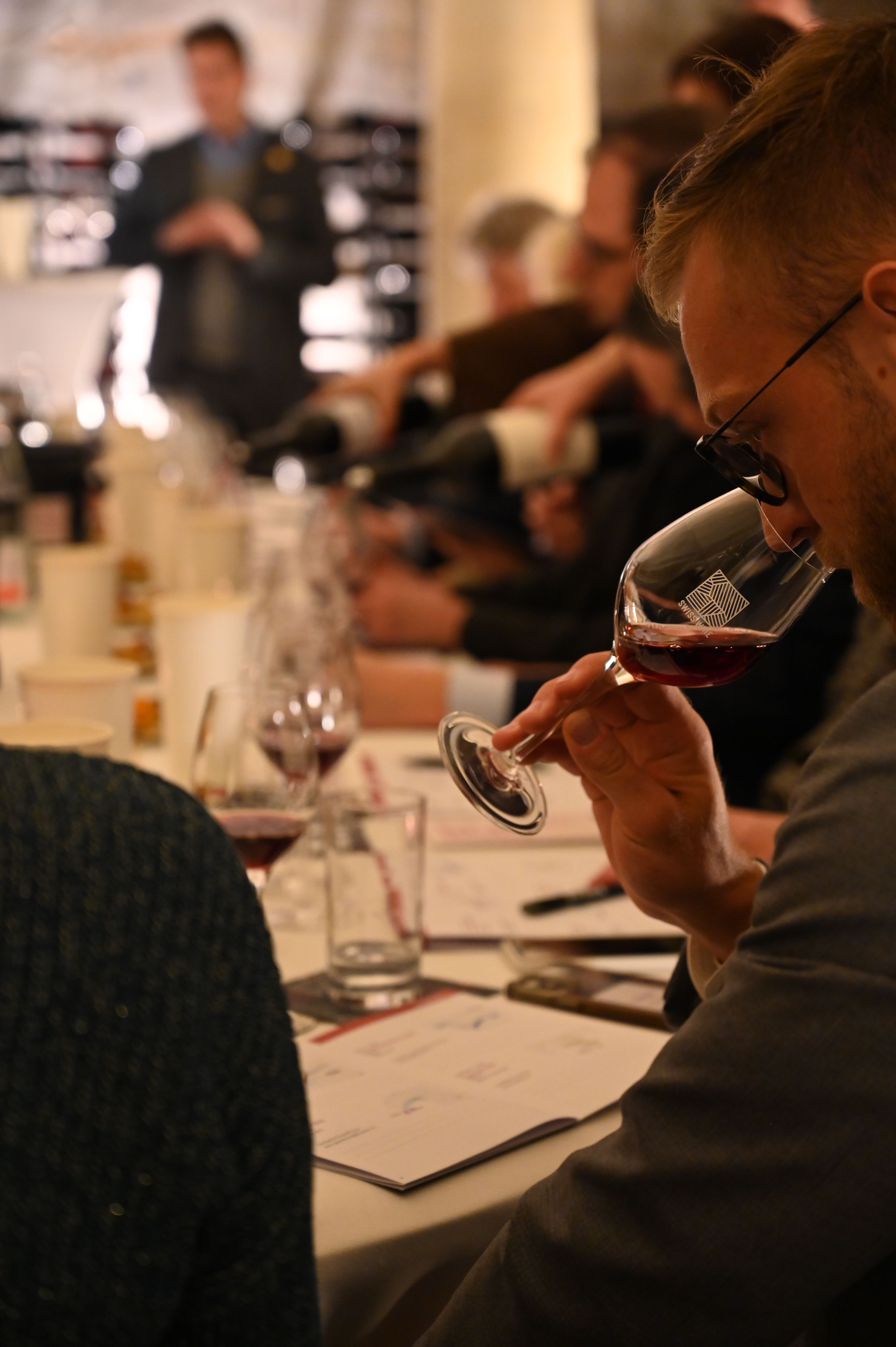 Personne dégustant un vin suisse à l'Ambassade Suisse à Paris