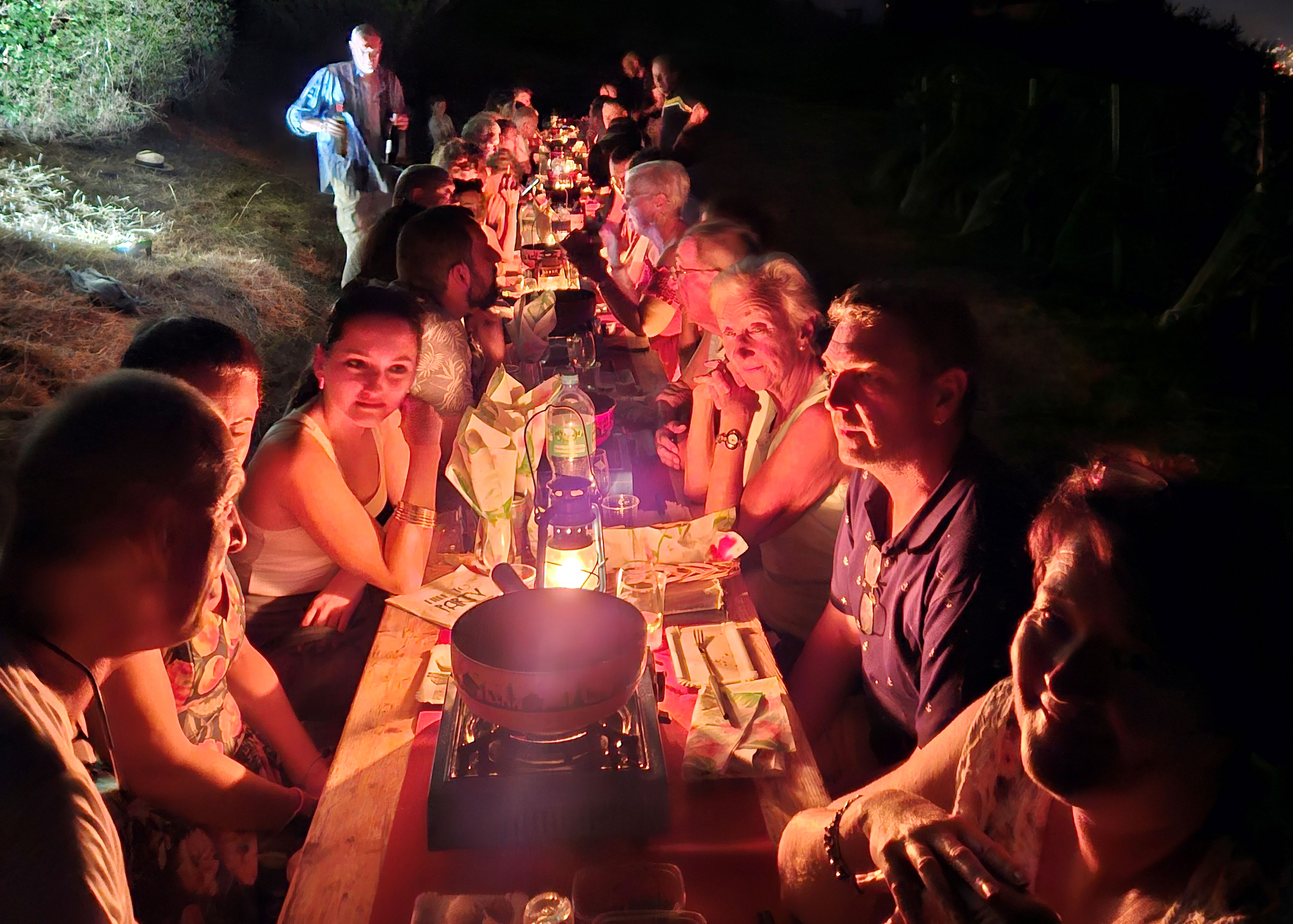Tavolata-Fondue dans le vignoble au crépuscule!, Yens (VD)