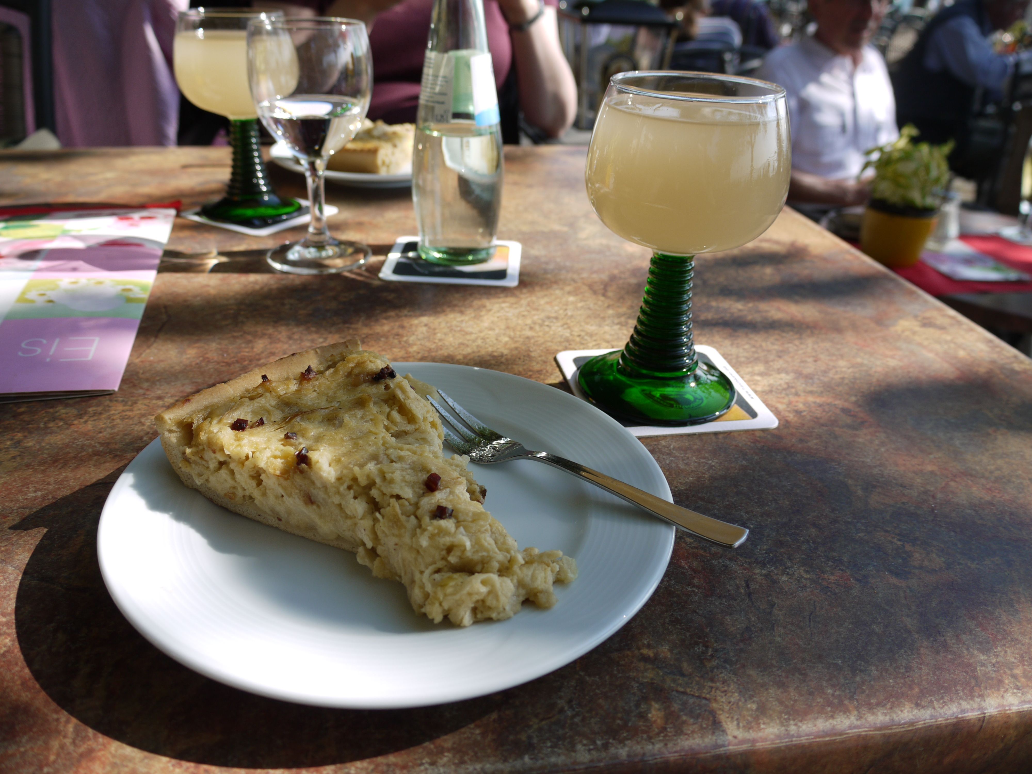 Zwiebelkuchen und Federweisser